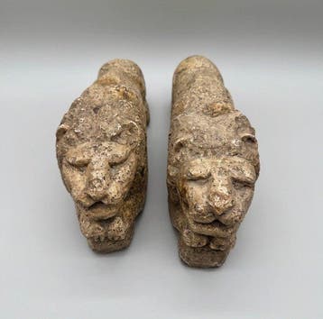 sculptuur, Coppia leoni accucciati - 14 cm - Travertijn