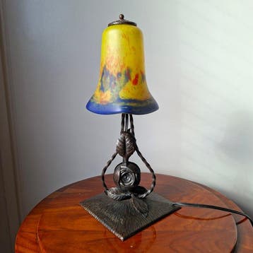 Noverdy France - Lampe de table - fer forgé. pâte de verre, Antiek en Kunst