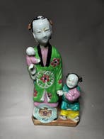 Figuur met twee figuren en een baby (Verkocht zonder