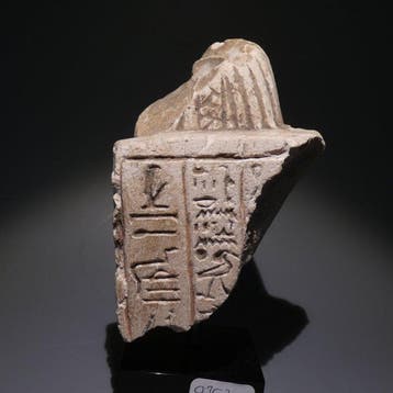 Oud-Egyptisch kalksteen Vrouwelijk borstbeeld met tekst. 13
