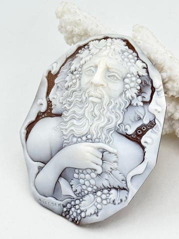 CASSIS MADAGASCARIENSIS - Cameo - Handgegraveerde camee