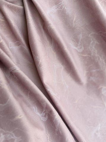 Prestigieuze roze fluwelen stof met zilveren inzetten -