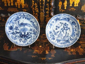 DEUX RARES ASSIETTES EN PORCELAINE BLEU ET BLANC DE