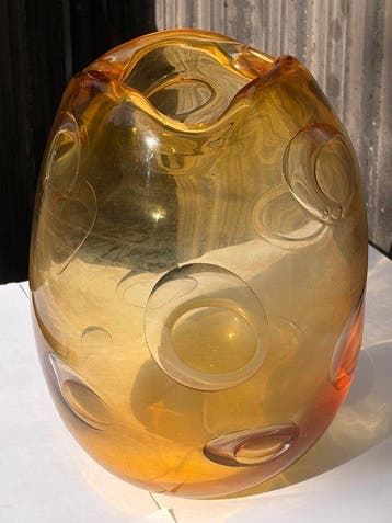 Vaas - XL sculpturale vaas Nemo in verzonken glas amber