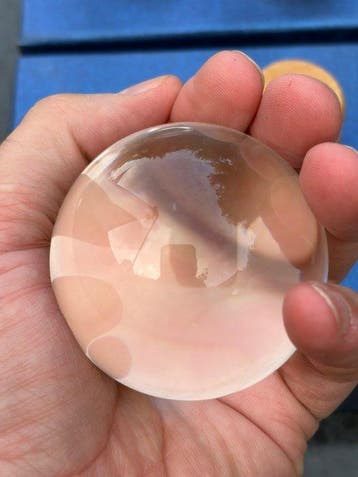 Trois belles boules de cristal sur un socle en bois- 800 g -