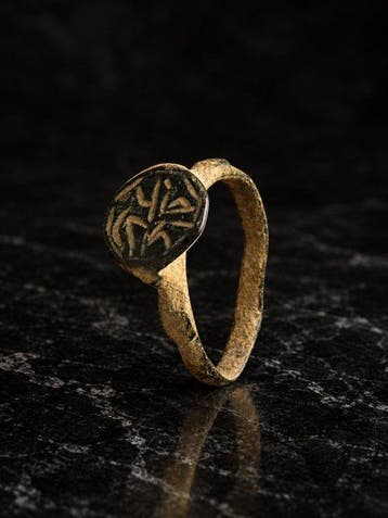 Middeleeuws Brons Ring met gegraveerde ovale zetel, 10e tot