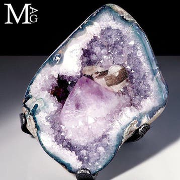 Speciale diep lavendelkleurige amethistgeode met een