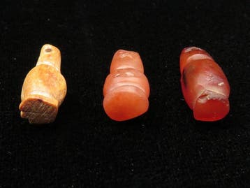 Oud-Egyptisch Kornalijn, Been Papaverbloem amulet (3x) - 1.8