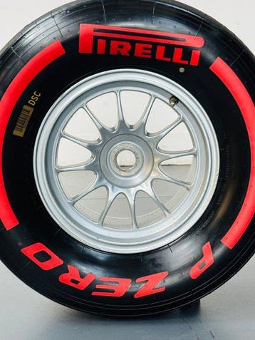 Pneu complet sur la roue - Pirelli - O.Z - Formule 1 **** NO