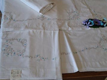 Delicaat set voor een tweepersoonsbed met mooie geborduurde, Antiek en Kunst