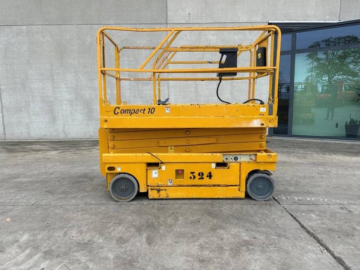Veiling: Schaarhoogwerker Haulotte Compact 10m Elektrisch 20, Articles professionnels, Machines & Construction | Ascenseurs, Échafaudages & Échelles