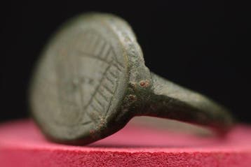 Middeleeuws (gotisch) - Bronzen abstract gedecoreerd ring -, Antiek en Kunst