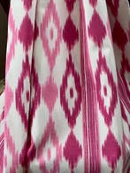 Dubbel breed. Ikat-stof met etnische patronen voor decoratie