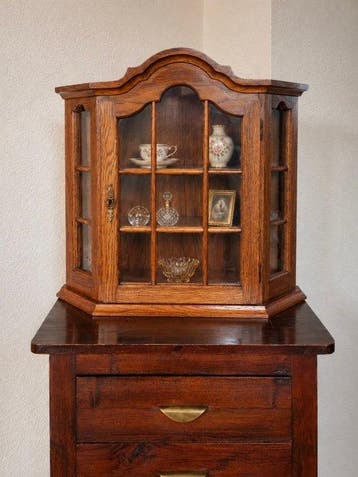 Vitrinekast - Hout eiken - Glas - Messing - VITRINEKASTJE, Antiek en Kunst