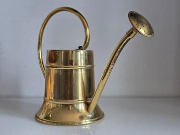Modernistyczna konewka z mosidzu – Mid-Century Design –