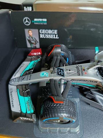 Minichamps 1:18 - Modelauto - Mercedes-AMG W13 E Performance