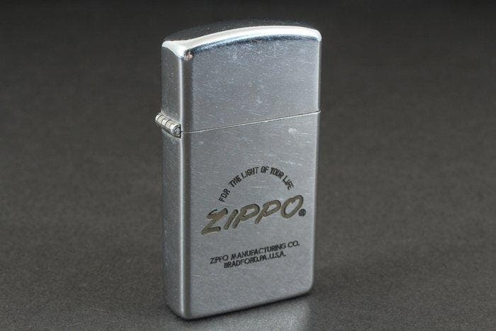 Zippo - Slim Promotional Logo - Zakaansteker - metaal, Collections, Articles de fumeurs, Briquets & Boîtes d'allumettes