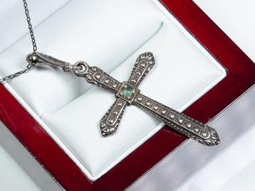 - argent 835 - 0,05 ct émeraude - forme croix - Collier avec