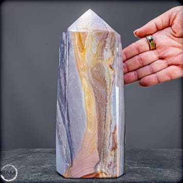 Elegante veelkleurige gebandeerde jaspis-obelisk uit