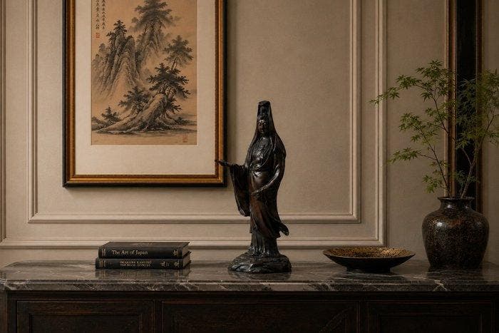 Brons - Een grote bronzen okimono van Kannon, staand met een, Antiek en Kunst, Antiek | Overige Antiek