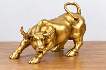 sculptuur, Golden Charging Bull Figurine-Classic symbol of