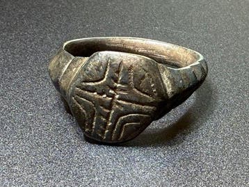 Middeleeuwen, kruisvaardersperiode Brons Prachtige ring met