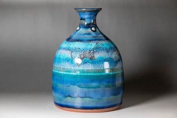 Vase Kutani avec glaçure bleue fluide et motif poisson -