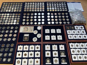 Wereld. Lot de 312 Monnaies du Monde dont 15 argent et 5 kgs, Postzegels en Munten