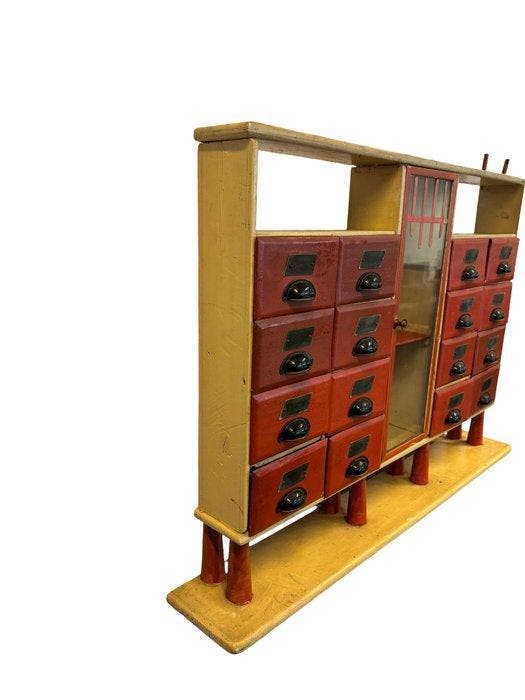 Figure - Une miniature darmoire dapothicaire / vitrine de, Antiquités & Art, Art | Objets design