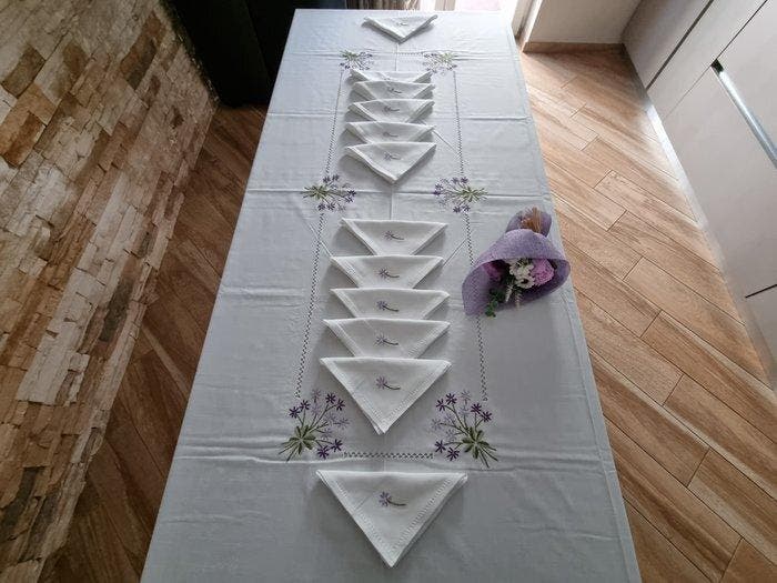 Tovaglia ricamata a mano in misto lino 12 posti ricamo, Antiek en Kunst, Antiek | Tapijten, Tafelkleden en Textiel