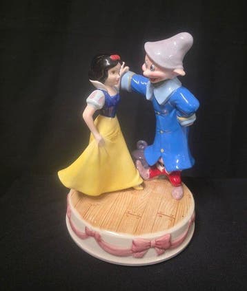 Beeldje - Snow White and Dopey Dancing Schmid Music Box -