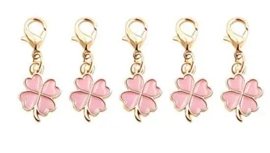 5 gelukshangers - klaver - roze - pink - liefde - goudloo..., Bijoux, Sacs & Beauté, Bracelets à breloques, Enlèvement ou Envoi