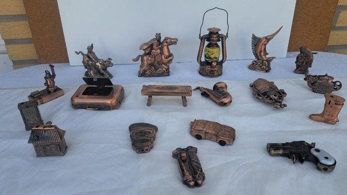 Varias marcas - Aansteker - 18 koperen aanstekers voor, Antiek en Kunst, Antiek | Speelgoed