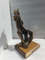 J. CAUVAL - sculptuur, Sculpture Cheval Moderne – Signée J.