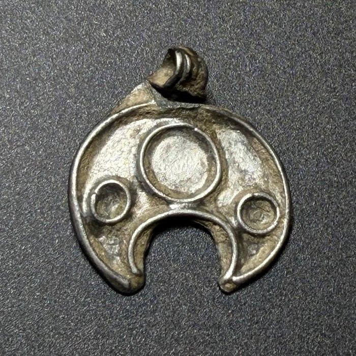 Époque Viking Pendentif lunaire argenté du type « Close », Antiek en Kunst, Antiek | Overige Antiek