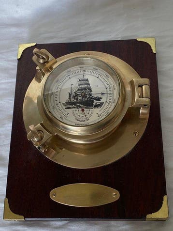Maritieme objecten - Vintage barometer en thermometer in een