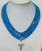 Natuurlijke neonapatiet met tweekleurig katholiek kruis en