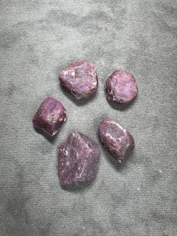 Verzameling van 5 natuurlijke robijnkristallen - 116,70, Verzamelen