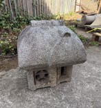 Tuinlantaarn in de vorm van een rieten huis. - Graniet -