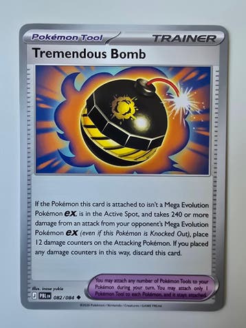 TREMENDOUS BOMB (PITCH BLACK 082/084) (TRADING CARD), Gebruikt