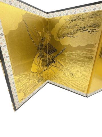 titel: Japanse gouden vouwscherm – op paarden staande
