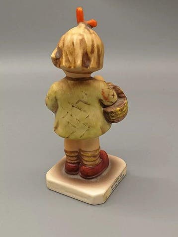 Goebel - Figuur - Goebel Girl with Basket - TMK6 - Keramiek