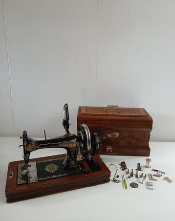 Saalfeld / Saale Machine à coudre - fonte, Bois, Antiek en Kunst