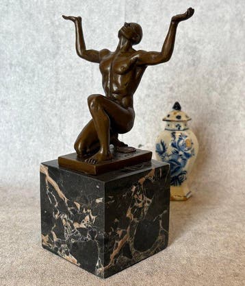Beeld, knielend mannelijke figuur - Naar Cegaro - 18 cm -