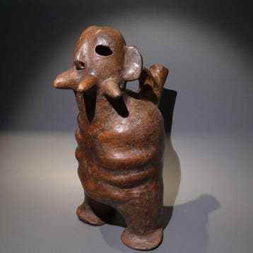 Vicus, Peru Terracotta Figuuratieve vaas met handvat.