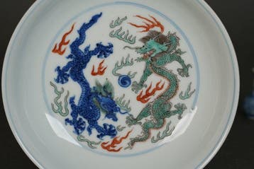 Kangxi Mark - Soucoupe - Deux dragons qui poursuivent la, Antiek en Kunst