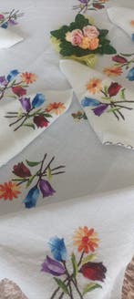 Liefdevolle voorjaarshanddoek, met bloemen in meerdere