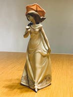 Lladró - José Puche - sculptuur, Afternoon Promenade - 28 cm