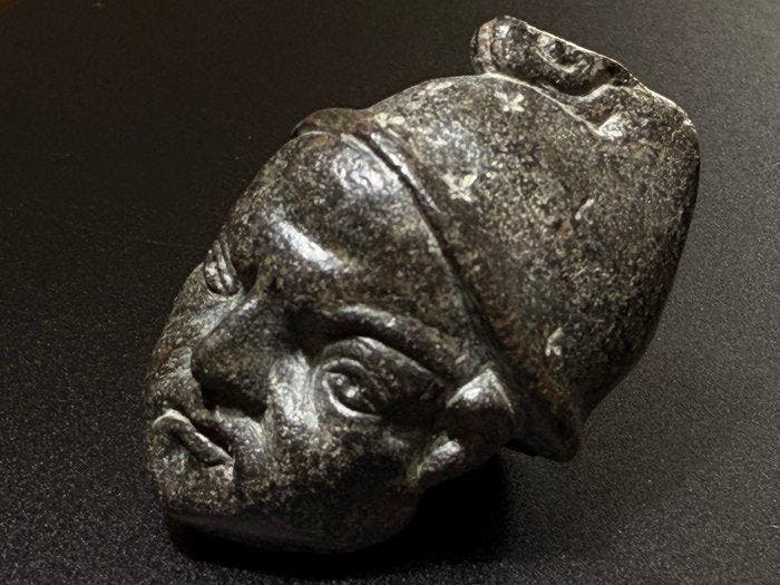 Oud-Romeins Bronzen beeldkop van een jonge man, met een hoed, Collections, Minéraux & Fossiles