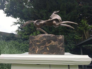 Beeld, THE REARING HORSE - 19.2 cm - Brons, Marmer